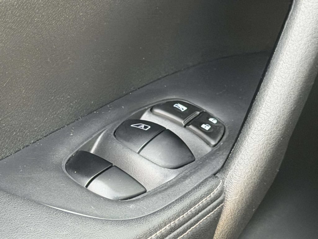 Used 2019 Nissan Rogue S AWD/4WD image 17