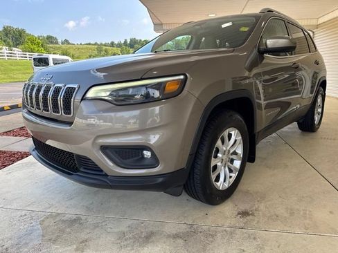 Used 2019 Jeep Cherokee Latitude w/ Cold Weather Group AWD/4WD image 9