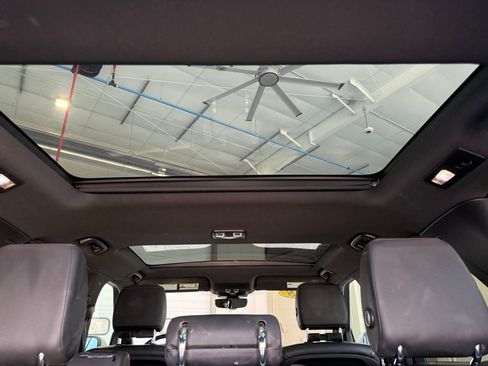 Used 2018 Land Rover Discovery SE image 14