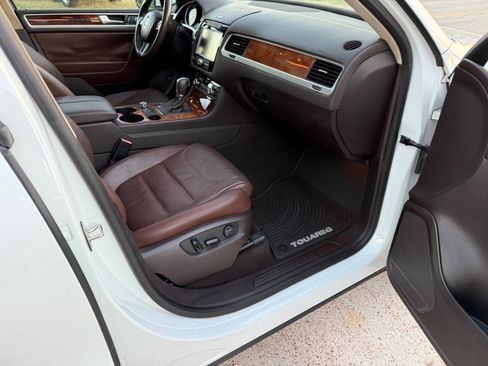 Used 2013 Volkswagen Touareg TDI AWD/4WD image 32
