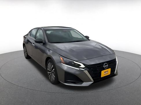 Used 2025 Nissan Altima 2.5 SV FWD image 3