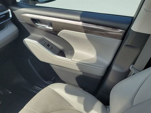 Used 2021 Toyota Highlander Platinum FWD image 13
