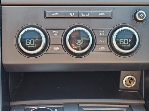 Used 2020 Land Rover Discovery Landmark image 15