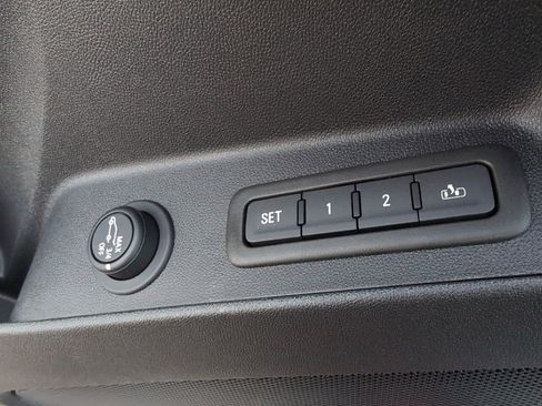 Used 2023 Chevrolet Equinox Premier image 18