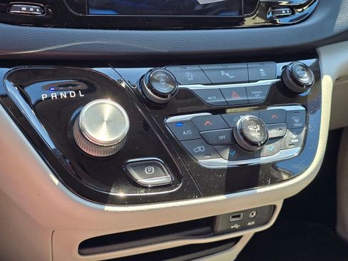 Used 2018 Chrysler Pacifica Touring-L w/ Premium Audio Group FWD image 23
