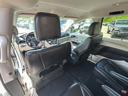 Used 2023 Chrysler Pacifica Touring-L FWD image 24