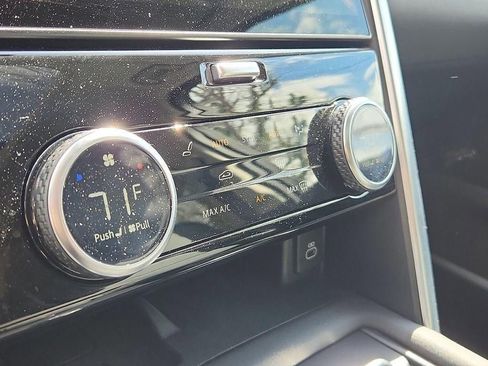 Used 2024 Land Rover Discovery S image 17