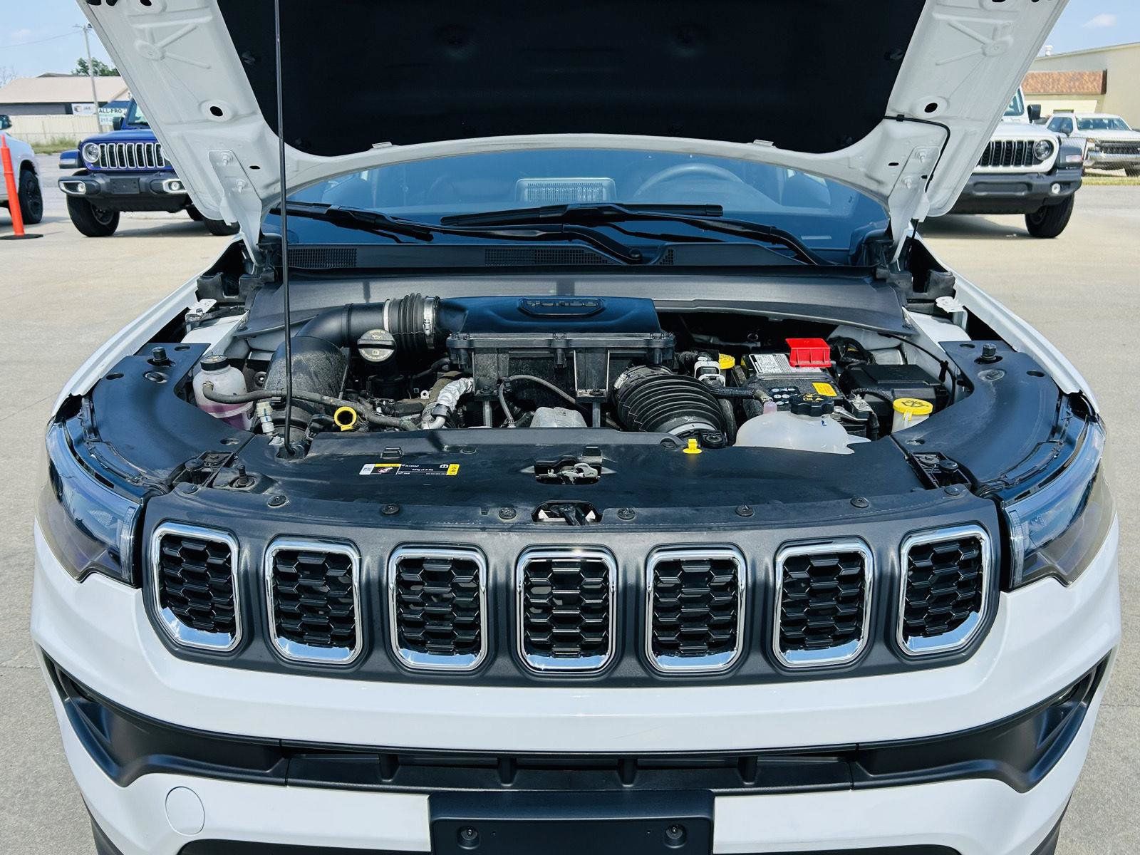 Used 2025 Jeep Compass Latitude AWD/4WD image 38