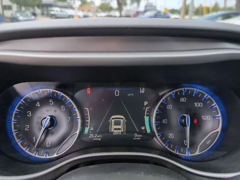 Used 2024 Chrysler Pacifica Touring-L image 12