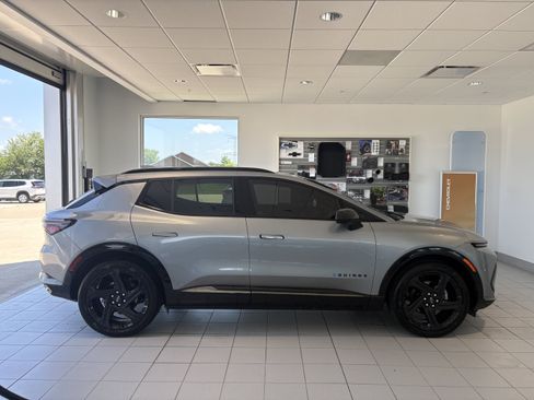 Used 2025 Chevrolet Equinox EV RS FWD image 11