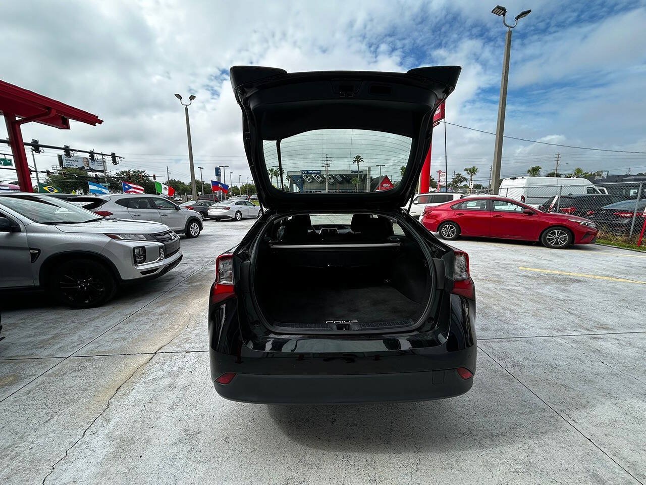 Used 2020 Toyota Prius LE FWD image 4