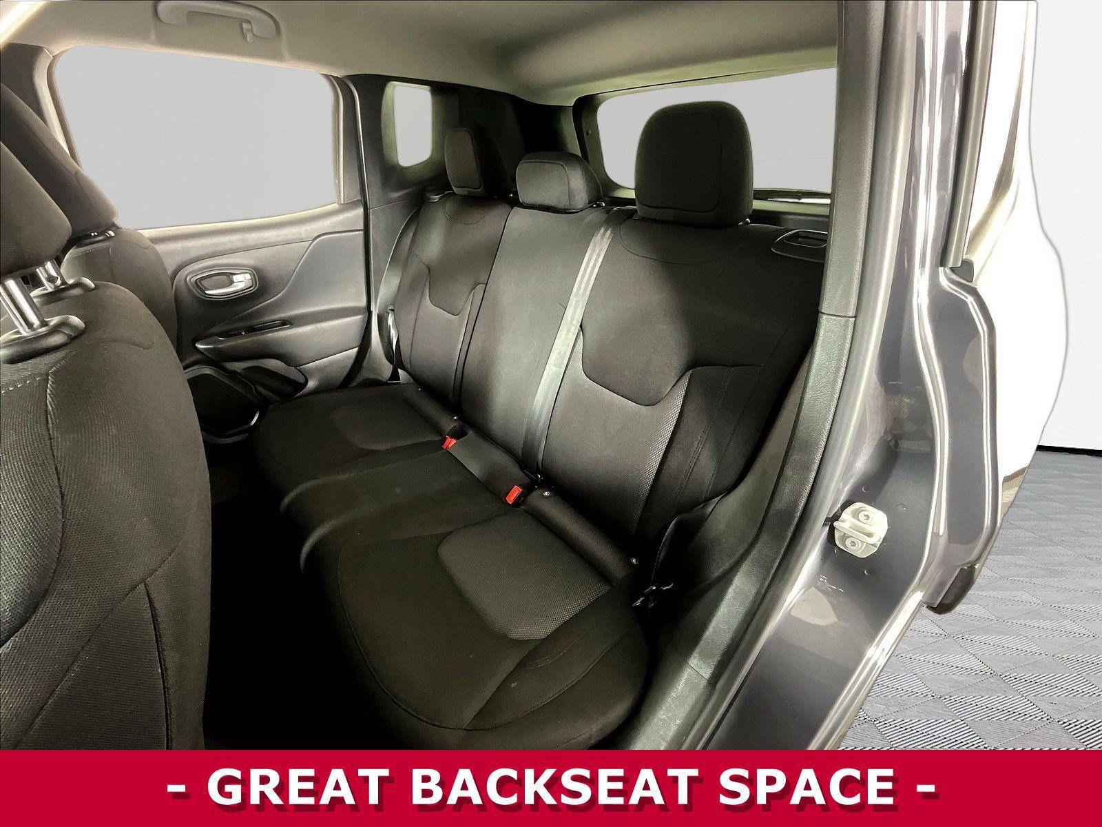 Used 2023 Jeep Renegade Latitude AWD/4WD image 17