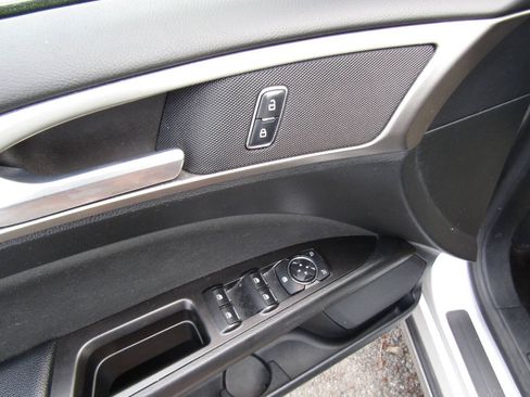 Used 2017 Ford Fusion SE FWD image 19