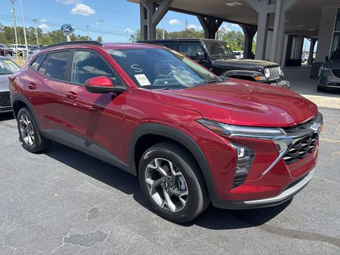 Used 2025 Chevrolet Trax LT w/ LT Convenience Package image 2