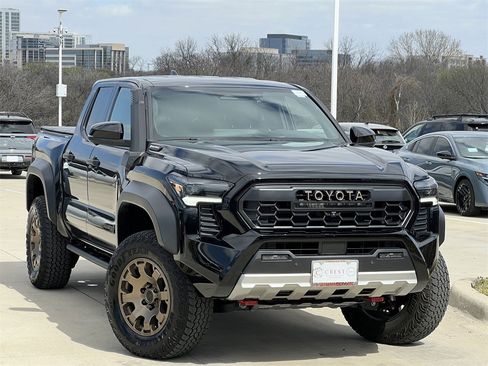 Used 2025 Toyota Tacoma Trailhunter image 2