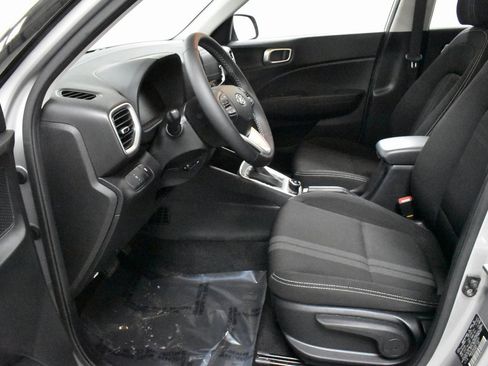 Used 2024 Hyundai Venue SEL image 12