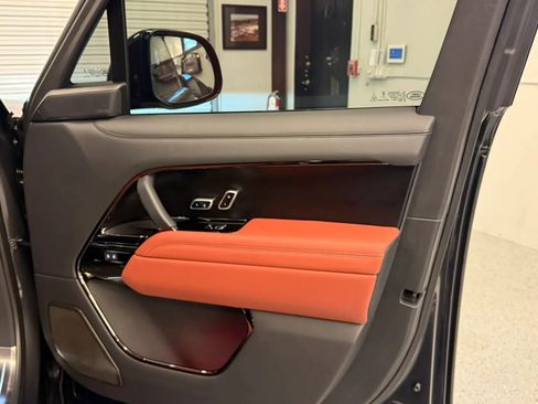 Used 2025 Land Rover Range Rover SV AWD/4WD image 36