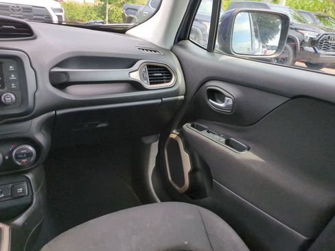Used 2017 Jeep Renegade Latitude w/ Popular Equipment Group FWD image 16