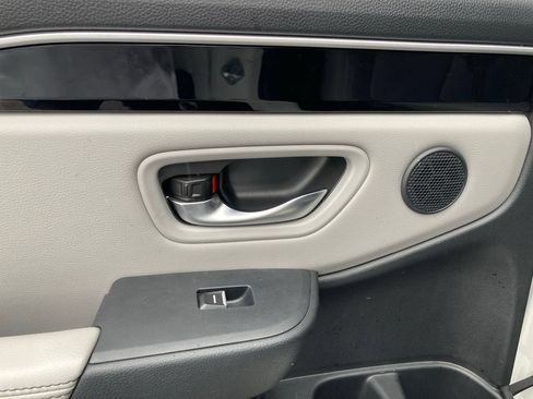 Used 2025 Honda Pilot Touring image 13