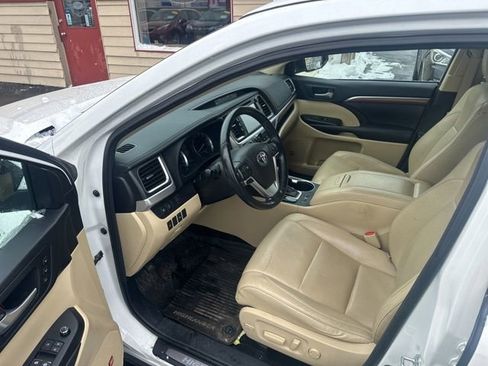 Used 2017 Toyota Highlander Limited image 3