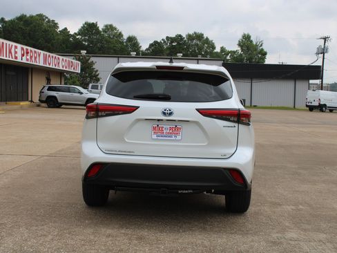 Used 2023 Toyota Highlander LE image 7