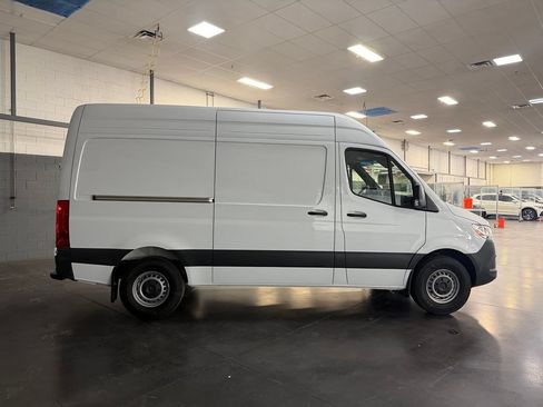 Used 2024 Mercedes-Benz Sprinter 2500 image 4