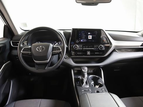 Used 2024 Toyota Highlander LE image 14
