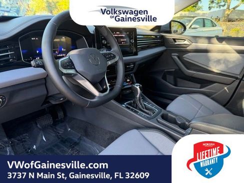 Used 2025 Volkswagen Jetta SE image 18
