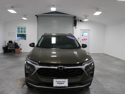 Used 2024 Chevrolet Trax ACTIV w/ Sunroof Package FWD image 3