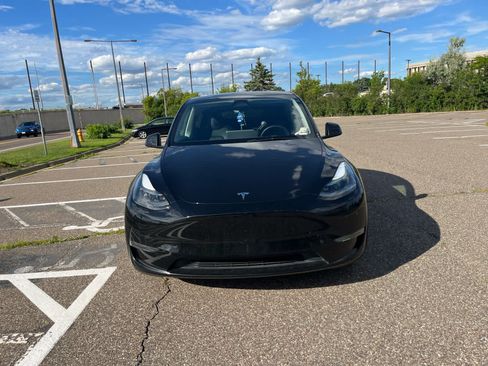 Used 2023 Tesla Model Y AWD image 2