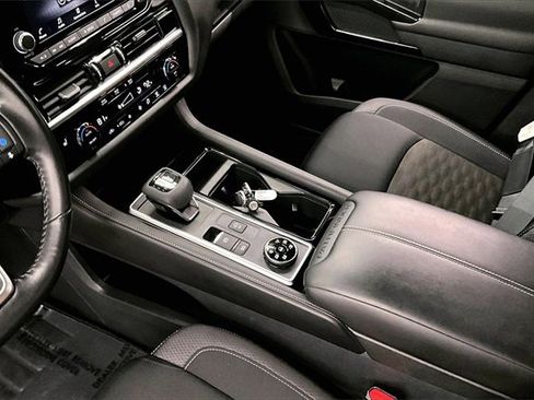 Used 2024 Nissan Pathfinder SV image 14