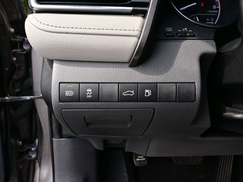 Used 2018 Toyota Camry SE w/ Moonroof Package FWD image 29