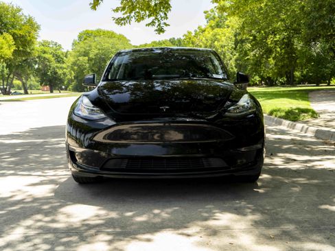 Used 2023 Tesla Model Y Long Range AWD/4WD image 3