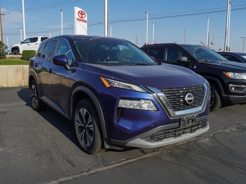 Used 2022 Nissan Rogue SV AWD/4WD image 2