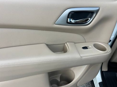 Used 2017 Nissan Pathfinder Platinum FWD image 38