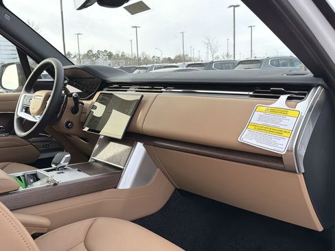 New 2026 Land Rover Range Rover Long Wheelbase SE image 18
