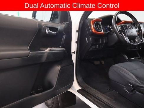 Used 2016 Toyota Tacoma TRD Off-Road w/ Premium & Technology Package AWD/4WD image 11
