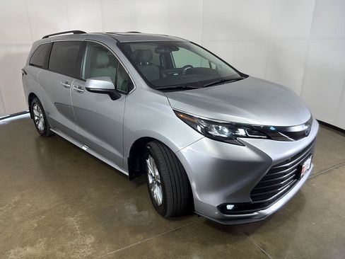 Used 2025 Toyota Sienna XLE w/ XLE Plus Package FWD image 8