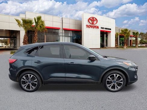 Used 2022 Ford Escape SE w/ SE Sport Appearance Package image 3