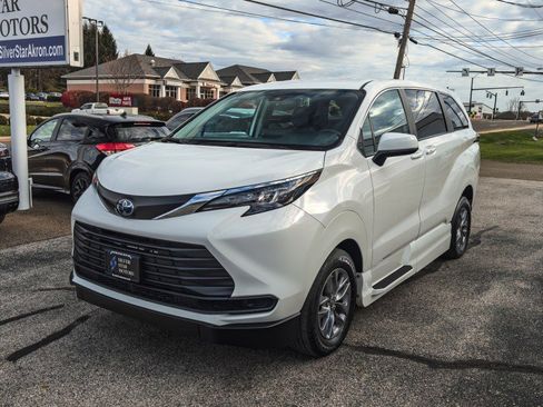 Used 2024 Toyota Sienna LE image 4