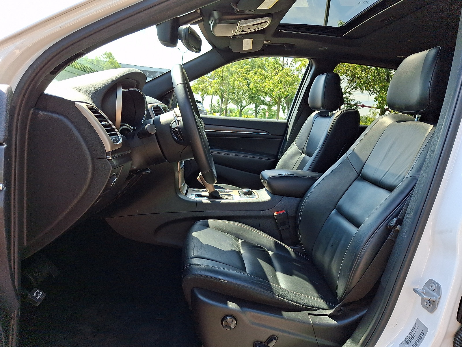 Used 2017 Jeep Grand Cherokee Limited AWD/4WD image 13