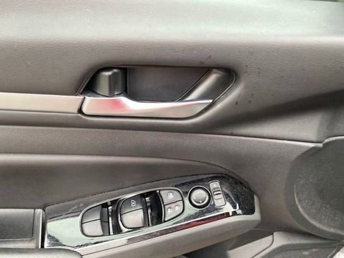 Used 2023 Nissan Altima 2.5 SV FWD image 16