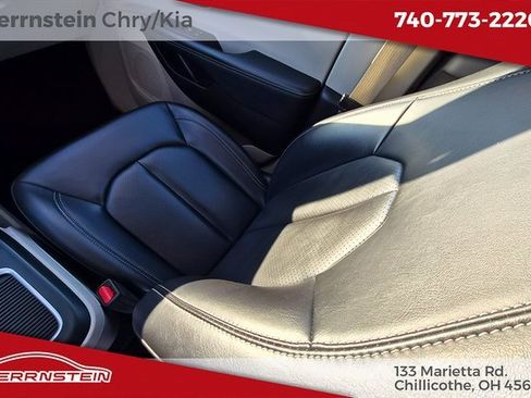Used 2023 Chrysler Pacifica Touring-L image 14