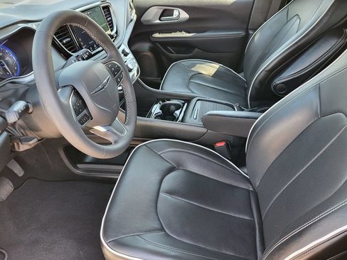 Used 2026 Chrysler Pacifica Limited AWD/4WD image 14