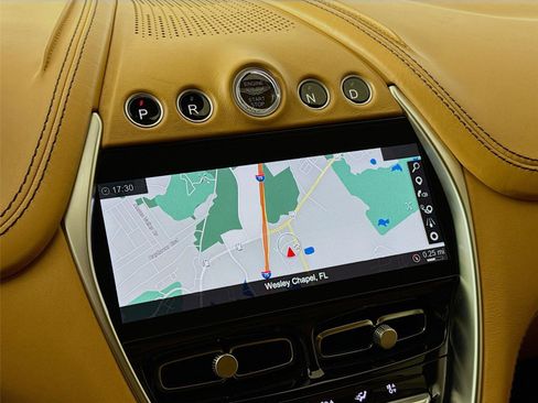 Used 2021 Aston Martin DBX image 13