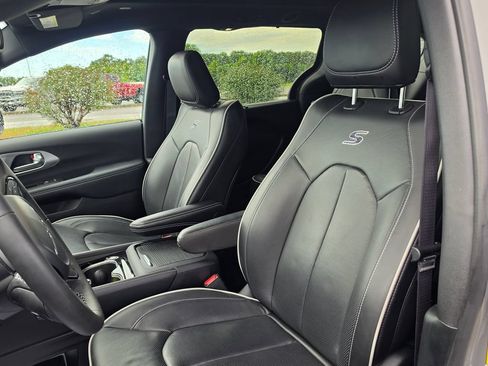 Used 2025 Chrysler Pacifica Limited AWD/4WD image 10