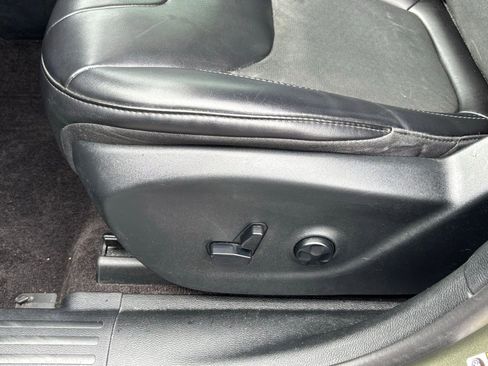 Used 2019 Jeep Cherokee Latitude Plus w/ Cold Weather Group image 17