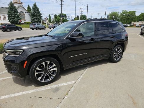 Certified 2024 Jeep Grand Cherokee Overland w/ Luxury Tech Group IV AWD/4WD image 8