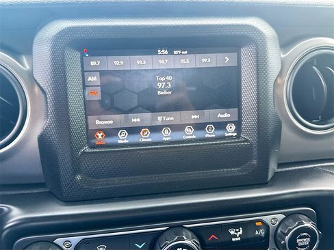 Used 2022 Jeep Gladiator Willys image 15