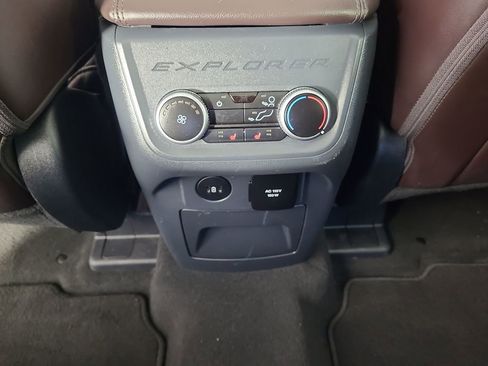 Used 2025 Ford Explorer Platinum w/ LUX Leather Package image 18